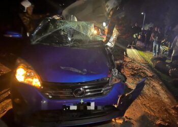 KEADAAN Perodua Alza dinaiki mangsa yang remuk selepas merempuh sebuah lori membawa muatan buah kelapa sawit di Felda Semenchu,  Kota Tinggi.