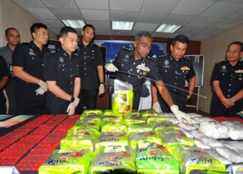 M. KUMAR menunjukkan bungkusan pelbagai jenis dadah bernilai lebih RM1 juta yang dirampas daripada sembilan ahli sindiket termasuk seorang penjawat awam dan pasangan suami isteri dalam sidang akhbar di IPK Johor, Johor Bahru.