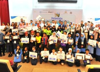 PEMENANG Pertandingan Jom Kitar Semula Botol Kaca bergambar beramai-ramai selepas majlis penutupan dan penyampaian hadiah di Jotic, Johor Bahru.