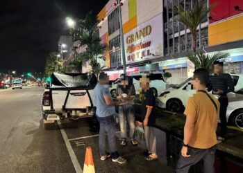 POLIS menahan beberapa individu yang sedang menjaga petak parkir di Taman Sentosa, Johor Bahru.