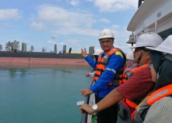 MUHTAR Suhaili (kiri) memberi penerangan
kepada wartawan yang menyertai  lawatan media ke Pelabuhan Kemaman, Kemaman, semalam. - UTUSAN/NIK NUR IZZATUL HAZWANI NIK ADNAN