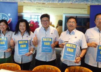 MAX KWOK (tengah) bergambar bersama Ahli Jawatankuasa MATTA Johor dalam sidang akhbar  di Hard Rock Cafe Puteri Harbour, di Iskandar Puteri.