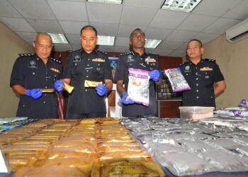M. KUMAR (dua dari kanan) menunjukkan dadah yang  dirampas bernilai lebih RM2 juta daripada seorang lelaki dalam serbuan di Kluang.