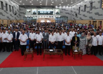ONN HAFIZ GHAZI (tengah) bergambar bersama-sama ketua kampung yang menghadiri Majlis Amanat Menteri Besar Bersama Ketua Kampung di Dewan Utama MBIP, Iskandar Puteri.
