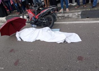 TIGA maut dalam kemalangan melibatkan sebuah motosikal dan lori di Jalan Persiaran Tanjung Tampoi, Johor Bahru.