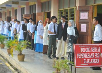 Seramai 403,637 orang calon mendaftar menduduki peperiksaan SPM 2022 di 3,355 buah pusat peperiksaan di seluruh negara. - GAMBAR HIASAN