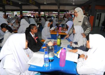 SURIYAH MOHAMED LAHIR memberi kata-kata semangat kepada para pelajarnya sebelum  mereka memasuki dewan  peperiksaan pada hari pertama peperiksaan SPM 2022 di SMK Bandar Baru Uda, Johor Bahru.