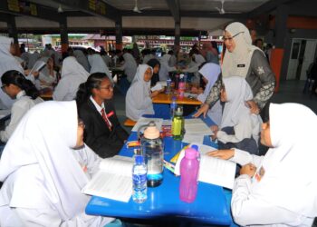 SURIYAH MOHAMED LAHIR memberi kata-kata semangat kepada para pelajarnya sebelum  mereka memasuki dewan  peperiksaan pada hari pertama peperiksaan SPM 2022 di SMK Bandar Baru Uda, Johor Bahru.