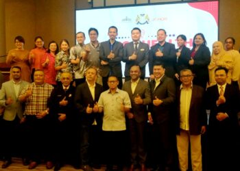 MOHD. AZLAN ABD. JALIL (tengah) bersama pemain industri yang hadir pada Program Latihan Perubatan dan Pelancongan Kesihatan Johor di Hotel Millesime Iskandar Puteri.