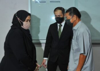 TEO WEE CHENG (kanan) didakwa atas sembilan pertuduhan meminta dan menerima rasuah hampir RM13 juta di Mahkamah Sesyen, Johor Bahru.