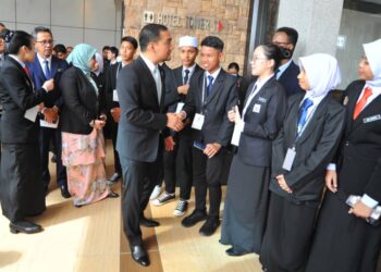 ONN HAFIZ GHAZI beramah mesra dengan sebahagian pelajar yang menghadiri Perhimpunan Pemimpin Muda Johor di KSL Resort, Johor Bahru.