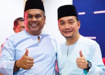 ZAKARIA DULLAH (kiri) memberi laluan kepada Onn Hafiz untuk mengetahui UMNO Bahagian Simpang Renggam.