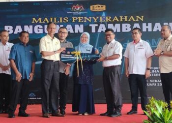 DR. ZALIHA MUSTAFFA (tengah) merasmikan bangunan tambahan Hospital Segamat bernilai RM90.5 juta di Segamat.