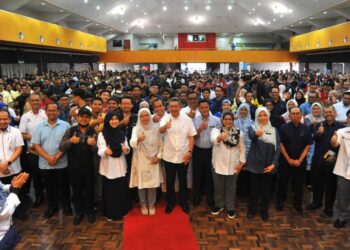 SALAHUDDIN AYUB (tengah) bergambar bersama-sama para penuntut sempena Program Usahawan Muda 2023 Peringkat Negeri Johor di Politeknik Ibrahim Sultan, Pasir Gudang.
