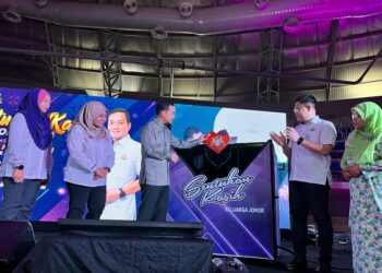 ONN HAFIZ GHAZI (tengah) melakukan gimik perasmian Majlis Sentuhan Kasih Keluarga Johor di Kompleks Sukan EduCity, Iskandar Puteri.
