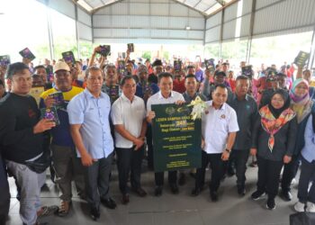 ZAHARI SARIP (tengah) bergambar bersama-sama para nelayan pada Majlis Penyerahan Lesen Sampan Khas Daerah Johor Bahru di Kampung Pasir Gudang Baru, Johor Bahru.