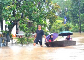 SEORANG lelaki menarik sampan yang dinaiki oleh dua ahli keluarganya untuk berpindah ke PPS akibat banjir yang melanda Kampung Bunga Ros, Pandan, Johor Bahru.
