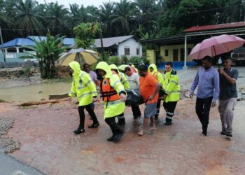 ANGGOTA polis membawa mayat K. Sarathkumar yang ditemukan lemas di dalam kereta yang dihanyutkan arus deras di Jalan GSA Chamek di  Paloh, Kluang.