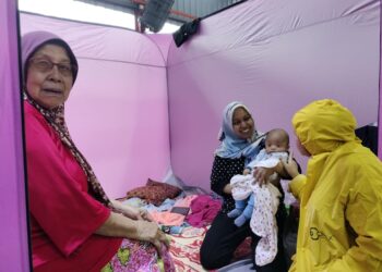 MAS SALVATION NURASHIKIN NOOR SALMON (dua dari kanan) berbual dengan Sharifah Azizah di PPS Sekolah Kebangsaan Kampung Melayu (SKKM) di Kluang.