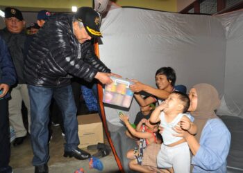 AHMAD ZAHID HAMIDI menyampaikan kit bantuan makanan kepada mangsa banjir ketika melakukan lawatan di PPS SK Usman Awang di Kota Tinggi.