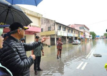AHMAD ZAHID HAMIDI  meninjau keadaan banjir di sekitar bandar Kota Tinggi.