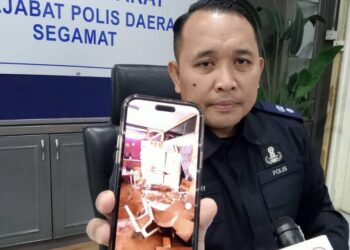 AHMAD ZAMRY MARINSAH menunjukkan keadaan kediaman warga emas wanita yang ditemukan lemas di Jalan Kongsai, Kampung Baru, Chaah, Segamat.