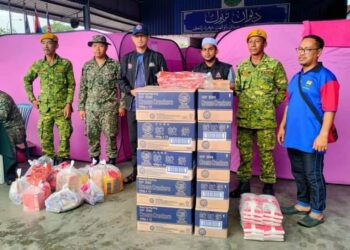 MOHD. FARED MOHD. KHALID (empat dari kiri) melawat Dewan Orang Ramai Sri Medan dan Sekolah Agama Sri Medan yang dijadikan sebagai PPS bagi menyampaikan bantuan daripada MAINJ kepada mangsa banjir.