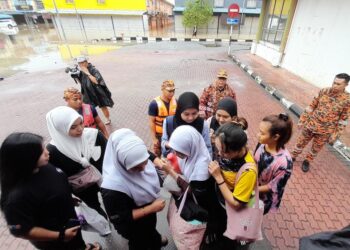 LAPAN pekerja sebuah pasar raya diselamatkan anggota BBP Kota Tinggi selepas tiga hari terperangkap dalam kejadian banjir di Kota Tinggi.