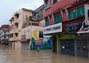 KEADAAN banjir di Bandar Kota Tinggi semakin buruk akibat limpahan Sungai Johor susulan berlakunya fenomena air pasang.
