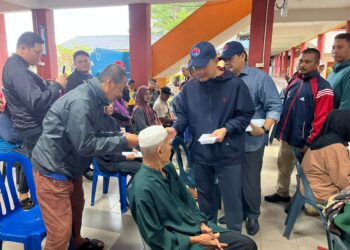 ONN HAFIZ GHAZI  melawat dan menyampaikan sumbangan kepada mangsa banjir di PPS Sekolah Jenis Kebangsaan Cina (SJKC) Yong Peng 1, Batu Pahat.