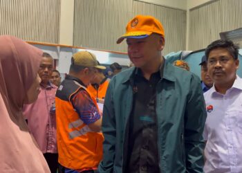 ARMIZAN MOHD. ALI mengadakan tinjauan ke PPS di Dewan Serbaguna Pagoh, Muar.