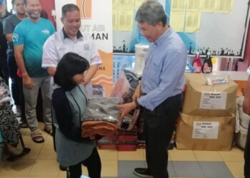 MOHAMAD HASAN menyampaikan bantuan selimut serta keperluan harian kepada mangsa banjir di PPS SK Temenggong Abdul Rahman (STAR), Segamat.