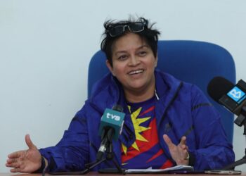 AZALINA OTHMAN SAID ditemui selepas melancarkan Program Celik Kewangan, Klinik Insolvensi dan Klinik Bantuan Guaman di Dewan Semai Bakti, Felda Tunggal, Kota Tinggi.