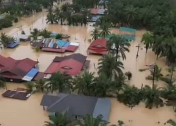 KEADAAN banjir di Sri Medan, Batu Pahat.