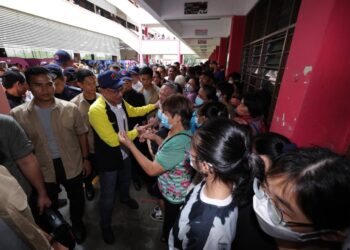 ANWAR IBRAHIM menyantuni mangsa banjir ketika melawat PPS SJKC Kampung Tengah, Segamat.