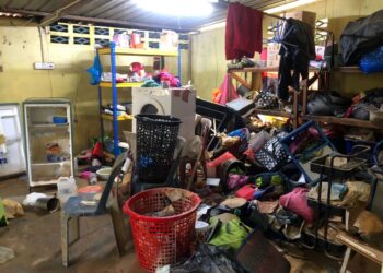 KEADAAN barang-barang di dalam rumah seorang mangsa banjir yang bergelimpangan selepas air surut di Kampung Jawa, Chaah, Segamat.
