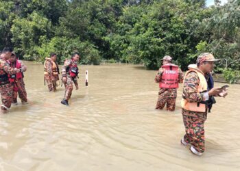ANGGOTA bomba melakukan pencarian wanita yang dilaporkan hilang apabila kereta dipandu dihanyutkan arus banjir di Kilometer 28, Jalan Nitar-Kahang, Mersing.