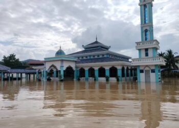 KEADAAN Masjid Jamek Pekan Sri Medan, Batu Pahat yang dinaiki air banjir.