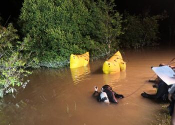 PASUKAN bomba menggunakan peralatan ‘Vehicle Rockery System’ untuk mengapungkan kereta Perodua Myvi yang dipandu seorang wanita yang dihanyutkan arus banjir di Jalan Nitar-Kahang, Mersing.