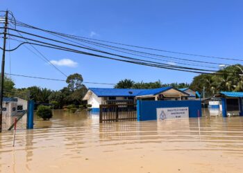 BALAI Polis Panchor, Muar yang ditenggelami air banjir.