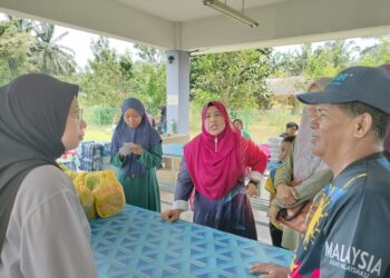 RASHIDAH RAMLI (kiri) melawat mangsa banjir yang ditempatkan di PPS Sekolah Agama Sri Gading, Batu Pahat.