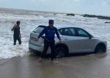 KENDERAAN Mazda CX5 yang dinaiki tiga pengunjung nyaris dihanyutkan ke dalam laut akibat air pasang di Pantai Temalah, Sedili Besar, Kota Tinggi.