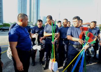 KAMARUL ZAMAN MAMAT (dua dari kiri) memberi pesanan kepada pegawai dan anggota yang menyertai Misi Bantuan Pasca Banjir Polis Johor ke Kluang sebelum berlepas dari IPK Johor, Johor Bahru.