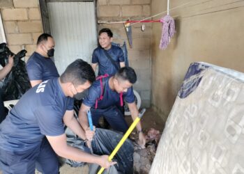 ANGGOTA polis melakukan kerja-kerja pembersihan sebuah rumah penduduk di Kampung Palembang Baru, Kluang.