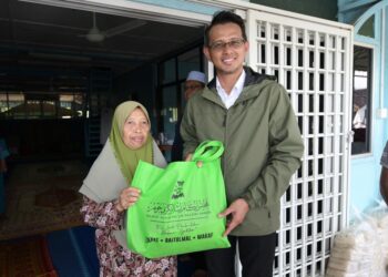 PAINAH HIDOL menerima sumbangan disampaikan Mohd. Fared di PPS Masjid Jamek Kampung Parit Lapis Bangas, Batu Pahat.