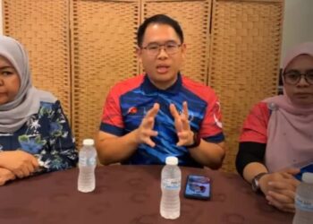 LING TIAN SOON (tengah) mengumumkan bantuan sebanyak RM300 daripada kerajaan negeri kepada setiap keluarga mangsa banjir di Johor.