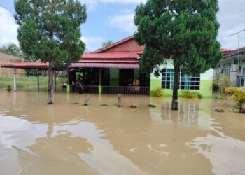 KEADAAN rumah penduduk di Sri Gading, Batu Pahat yang masih digenangi banjir.