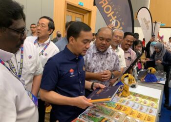ONN HAFIZ GHAZI (tengah) melawat gerai pameran Tourism Johor semasa merasmikan Festival MATTA Johor di AICC, Taman Mount Austin, Johor Bahru.