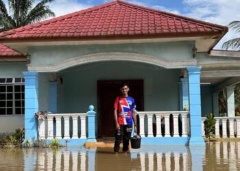 FEROZ KHAN MUKARAB KHAN pulang ke rumahnya di Kampung Parit Sauh, Batu Pahat pada waktu siang.