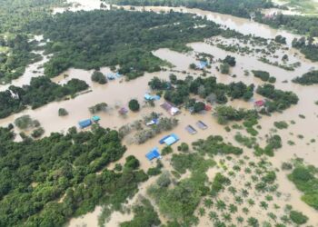 PEMANDANGAN dari udara yang dirakam pihak polis menggunakan dron di Kampung Seberang Batu Badak, Segamat yang masih digenangi banjir.